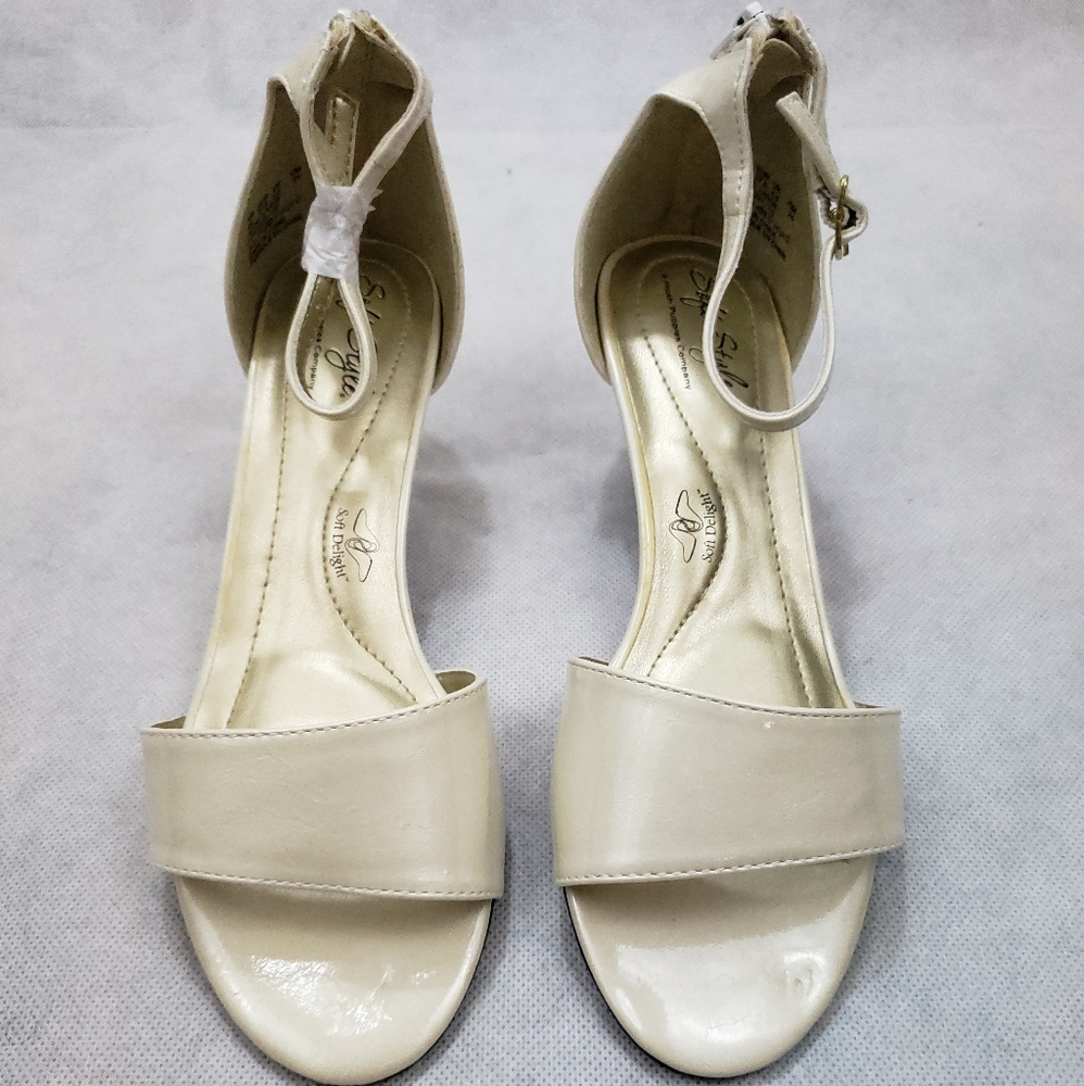 NWOB Soft Style by Hush Puppies Ivory 6.5 Wide - Picture 1 of 8